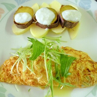 野菜たっぷりオムレツと林檎と焼き芋のヨーグルトかけ